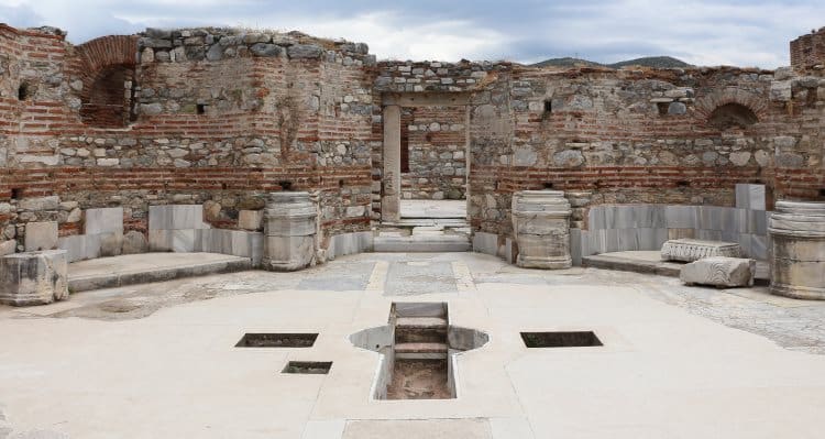 Ruinas de la Basílica de San Juan con la tumba en el centro
