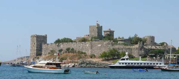 El castillo de San Pedro de Bodrum visto desde el mar, con barcos fondeados delante