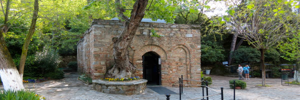 La capilla de piedra de la Casa de la Virgen María entre los pinos del monte Bülbül