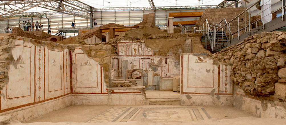 Habitación de las Casas de la Ladera con las paredes pintadas y el suelo de mosaico geométrico