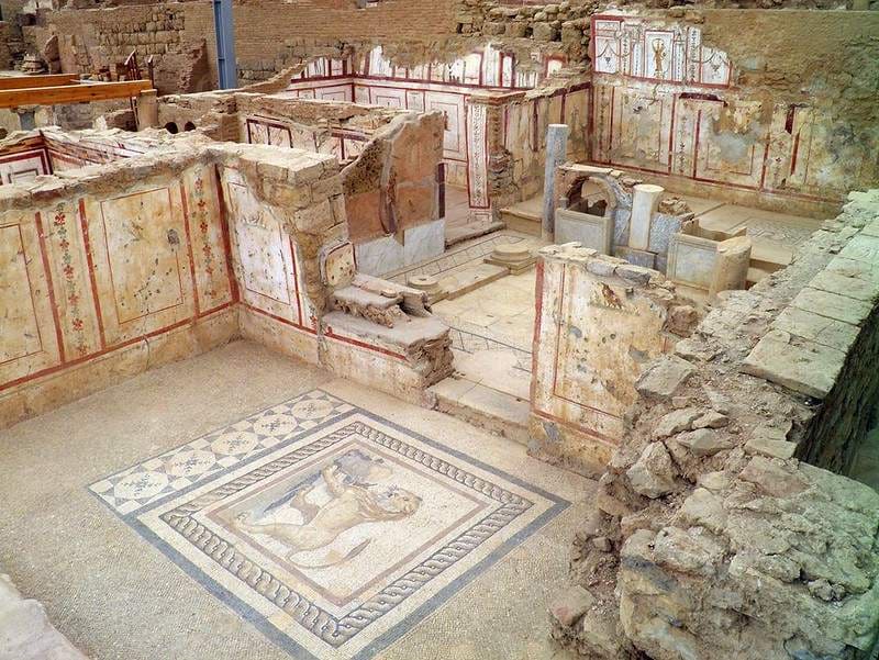 Mosaicos y columnas en el interior de las Casas de la Ladera de Éfeso