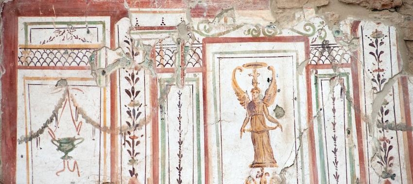 Fresco de una figura alada pintado en la pared de una casa romana de Éfeso
