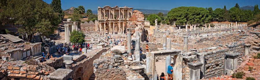 Panorámica del centro de Éfeso con la Biblioteca de Celso al fondo entre columnas caídas