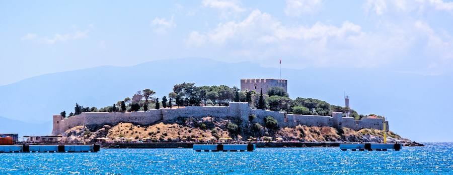 La isla de Güvercinada en Kuşadası con las murallas de su fortaleza otomana sobre el mar