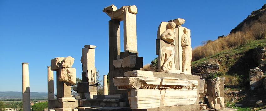 El monumento de Memmio en Éfeso, con figuras talladas en relieve sobre el cielo azul
