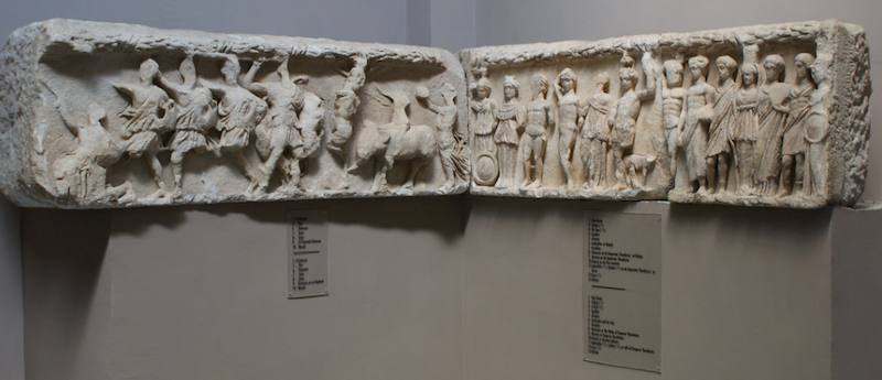 Dos frisos de mármol del templo de Adriano montados en una pared del museo