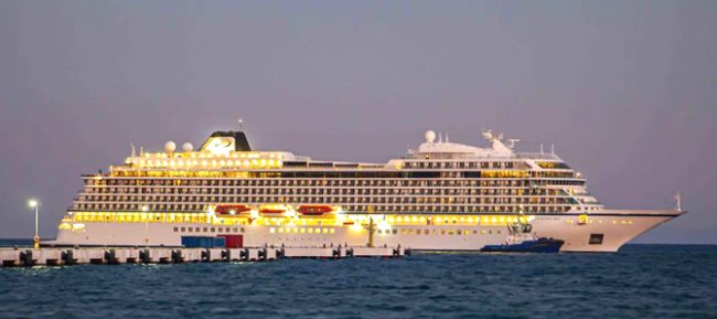 Crucero atracado al anochecer en el puerto de Kuşadası, la puerta de entrada a Éfeso