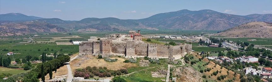 El castillo de Ayasuluk sobre la colina de Selçuk