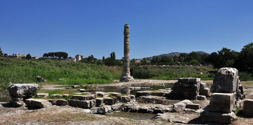 La única columna en pie del Templo de Artemisa sobre el prado encharcado de Selçuk, con los bloques de la cimentación alrededor