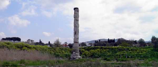 La única columna en pie del Templo de Artemisa